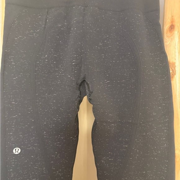 Lululemon Free To Flow 7/8 Tight Leggings Black Size 6 - Picture 7 of 12